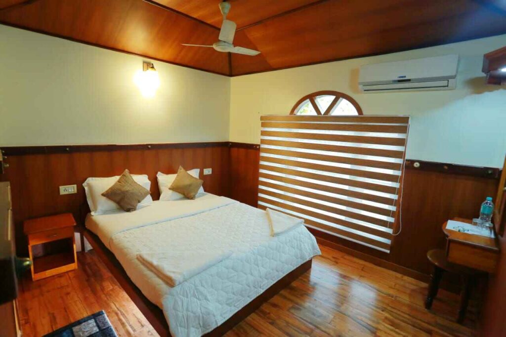 DELUXE HOUSEBOAT IN ALLEPPEY KERALA