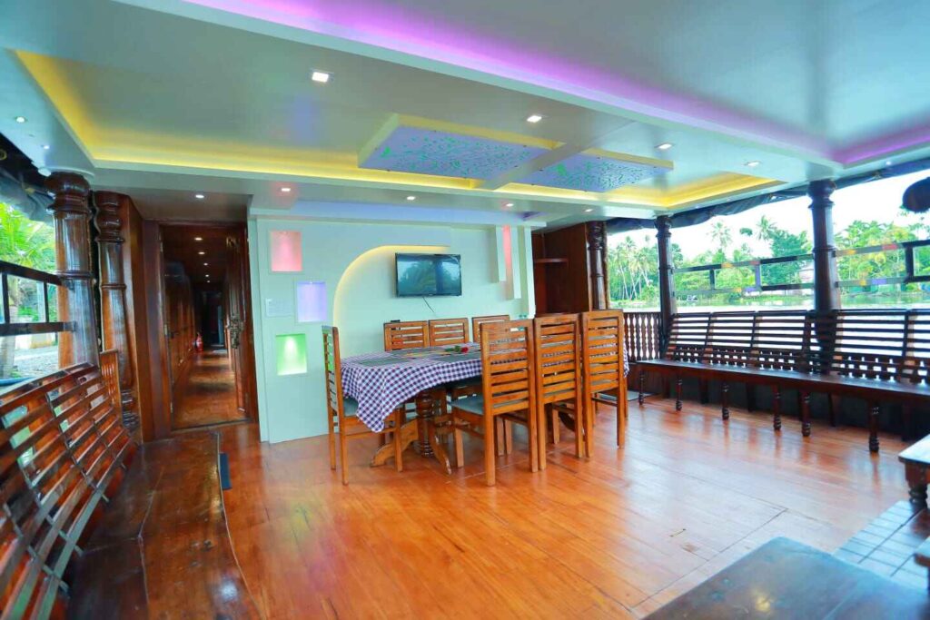DELUXE HOUSEBOAT IN ALLEPPEY KERALA