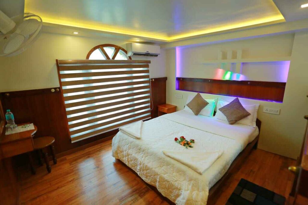 DELUXE HOUSEBOAT IN ALLEPPEY KERALA