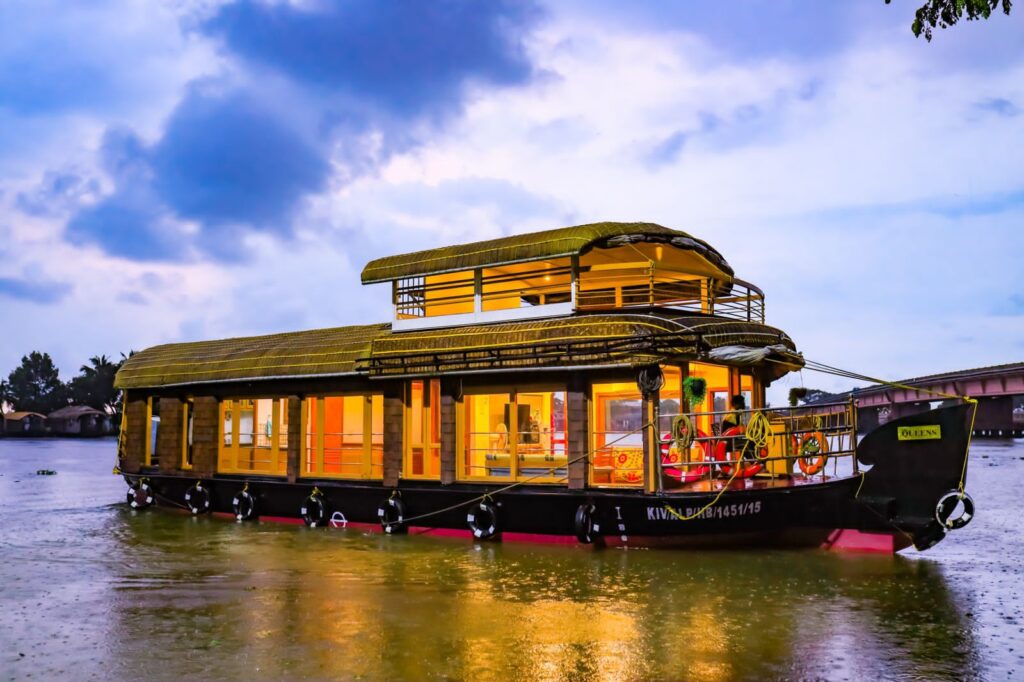 LUXURY HOUSEBOAT IN ALLEPPEY