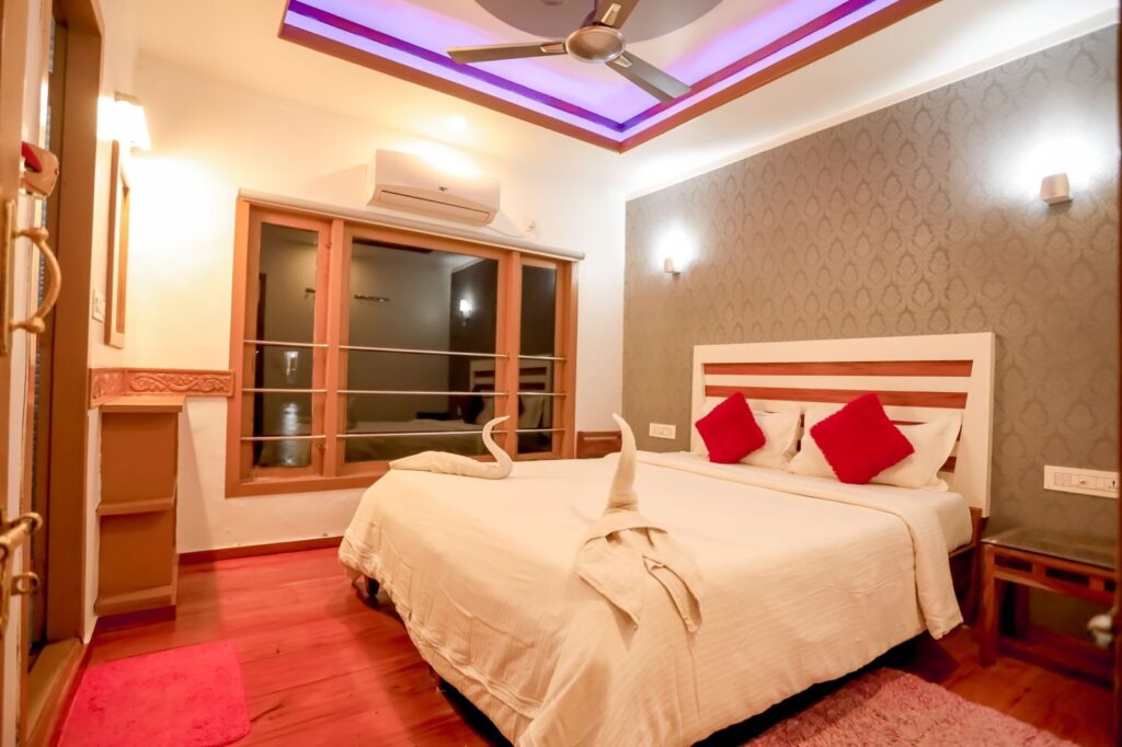 LUXURY HOUSEBOAT IN ALLEPPEY