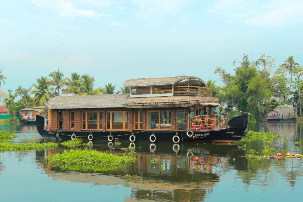 LUXURY HOUSEBOAT IN ALLEPPEY